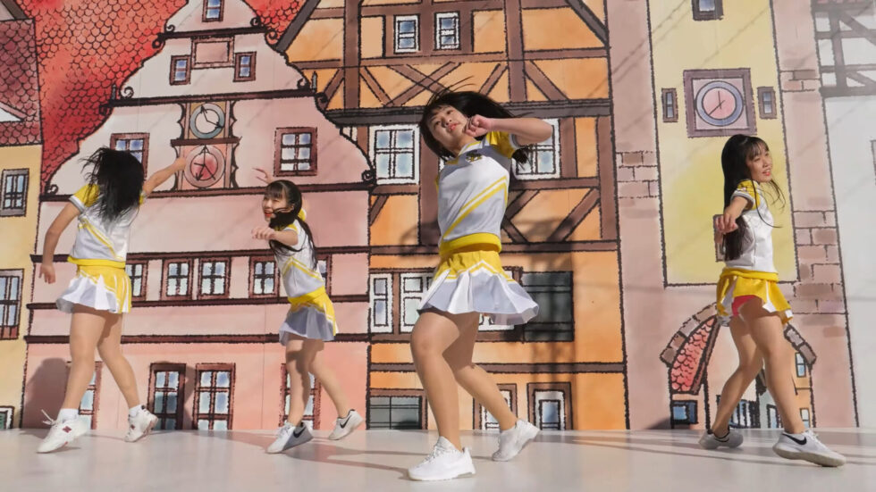 ハニーズダンスアカデミー　シスターズ「2019ハニーズメドレー」天神クリスマスマーケット 00:52