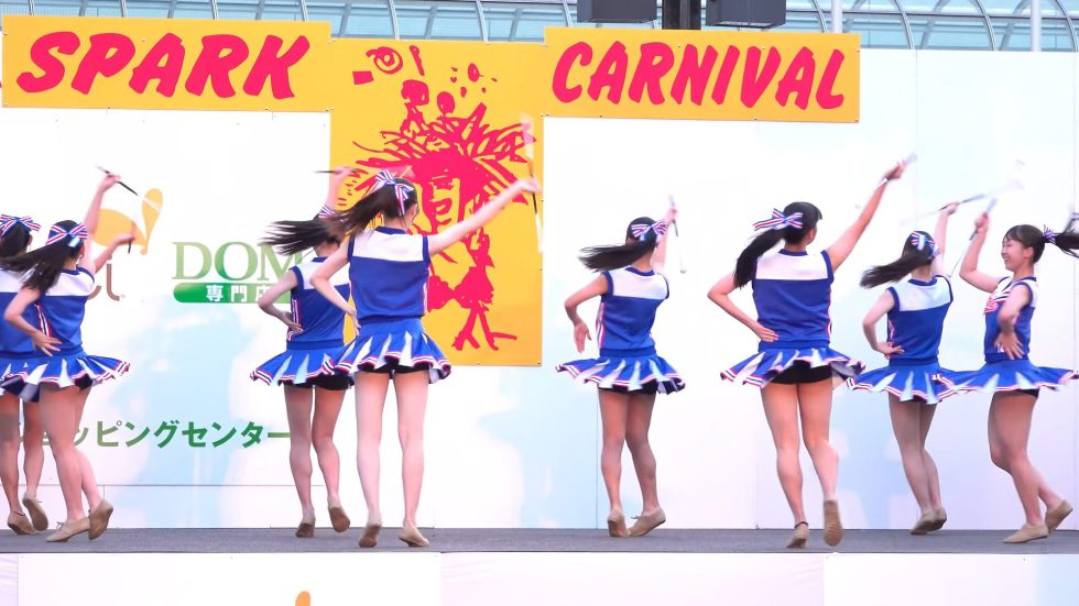 What Makes You Beautiful - One Direction／Baton twirling performance 00:43