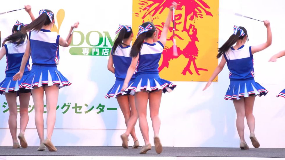 What Makes You Beautiful - One Direction／Baton twirling performance 01:06