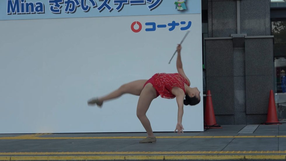 動きの激しい本格バトンチーム 03:26