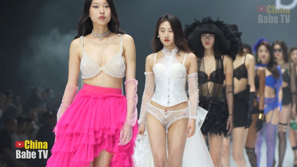 【4K】2023SIUF深圳天使寶貝D杯超模內衣秀-（布迪設計） |  BodyDesign Lingerie Show 01:00