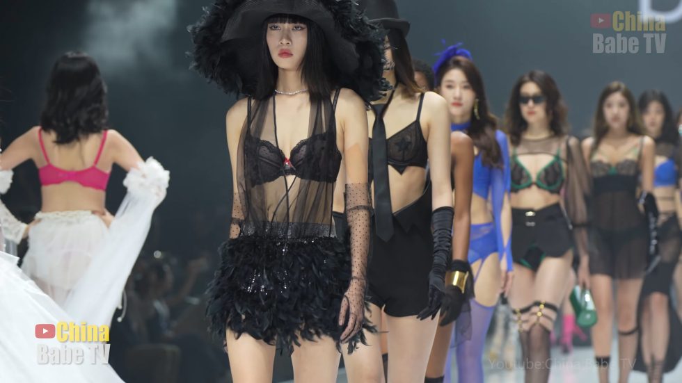 【4K】2023SIUF深圳天使寶貝D杯超模內衣秀-（布迪設計） |  BodyDesign Lingerie Show 01:04
