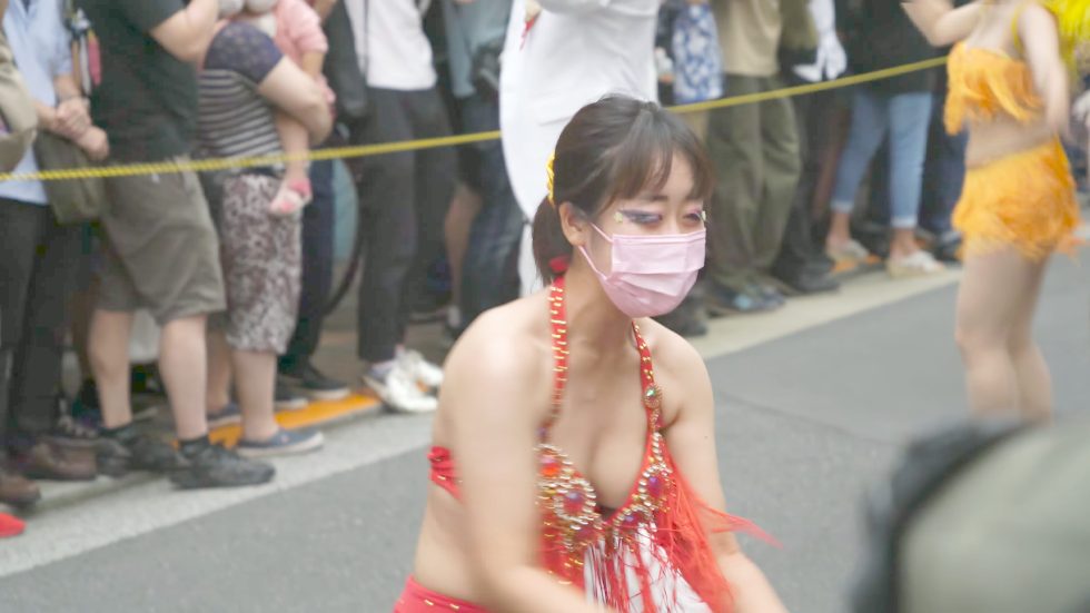 4K 女子大学生 美人 サンバ ウニアン 可愛い 虹色娘 としま七夕まつり 2022 Japanese Samba 00:02（色調編集版）