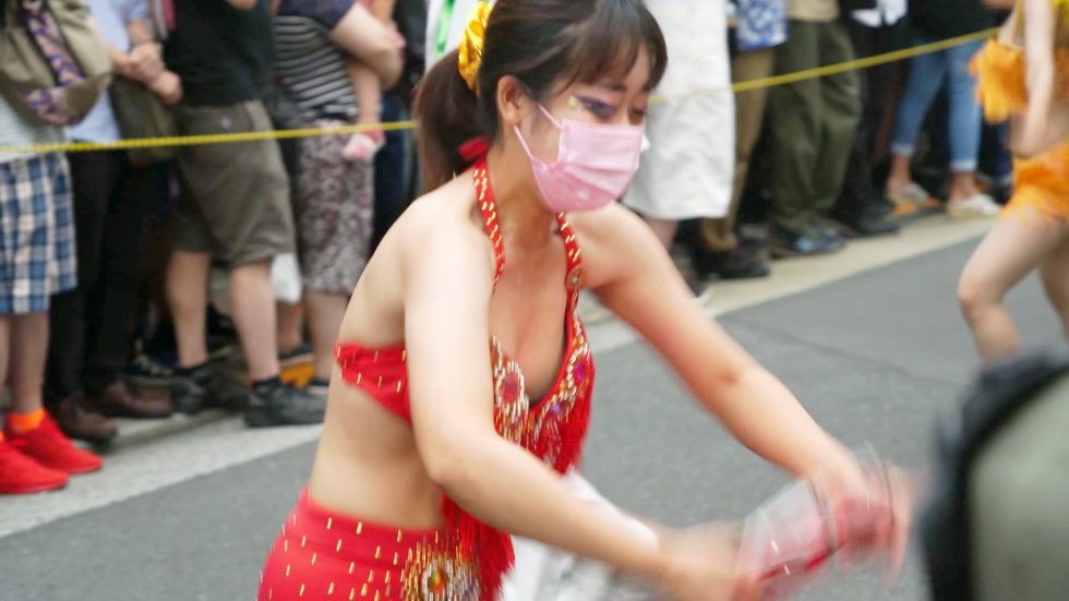 4K 女子大学生 美人 サンバ ウニアン 可愛い 虹色娘 としま七夕まつり 2022 Japanese Samba 00:03（色調編集版）