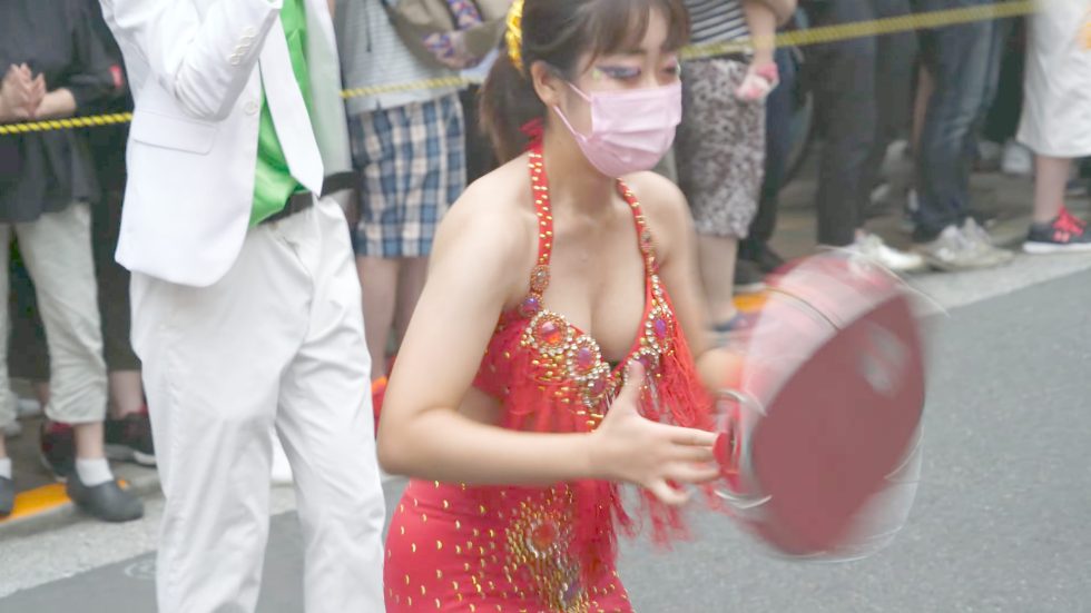 4K 女子大学生 美人 サンバ ウニアン 可愛い 虹色娘 としま七夕まつり 2022 Japanese Samba 00:06（色調編集版）
