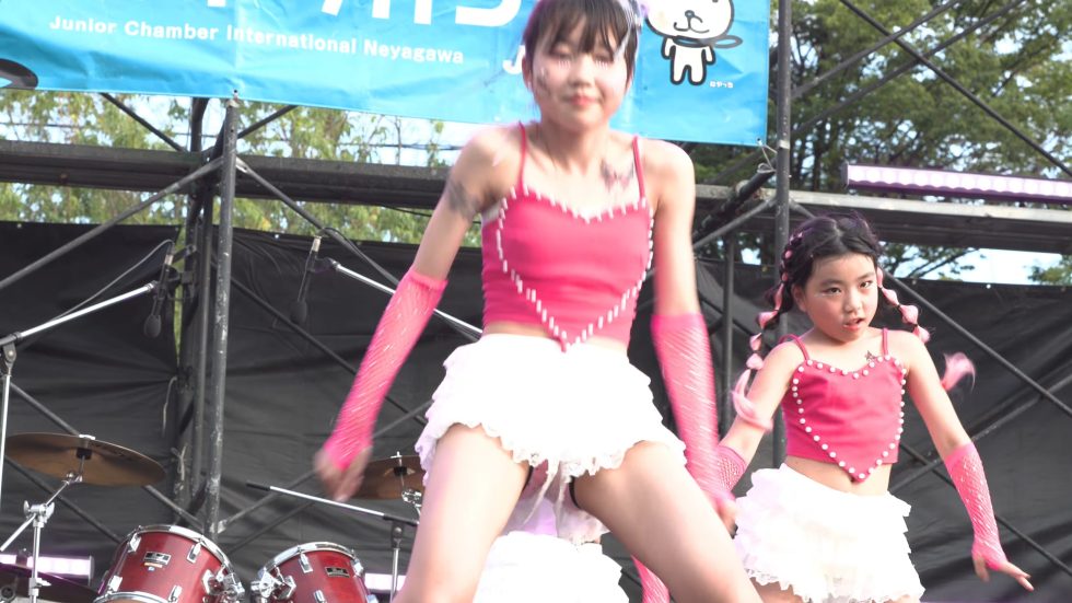 [4K] ピンクと白の衣装で可愛らしいダンスチーム👍 00:07