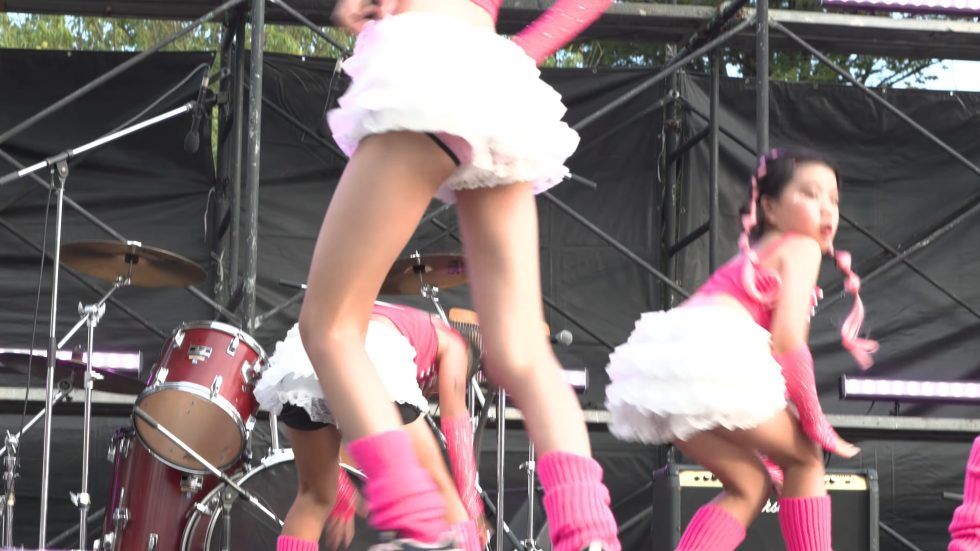[4K] ピンクと白の衣装で可愛らしいダンスチーム👍 00:16