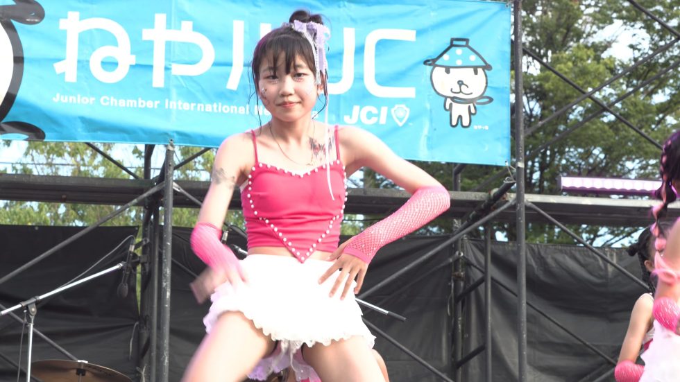 [4K] ピンクと白の衣装で可愛らしいダンスチーム👍 00:26