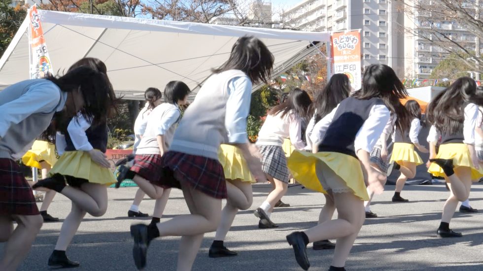 江戸インフェスで女子高生アイドルがヒラリ＆キラキラダンシング 00:37（色調編集版）