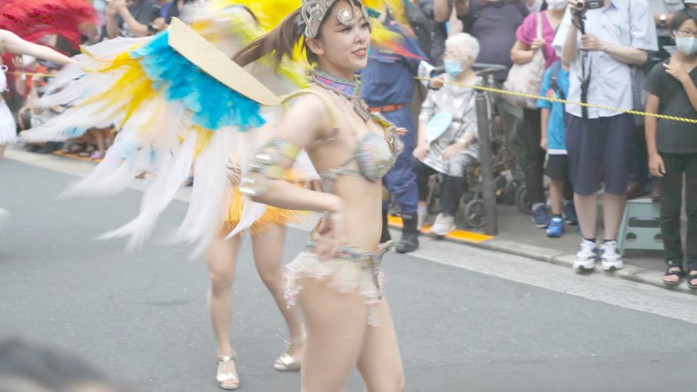 4K 女子大学生 美人 サンバ ウニアン 可愛い 虹色娘 としま七夕まつり 2022 Japanese Samba 00:42-001（色調編集版）
