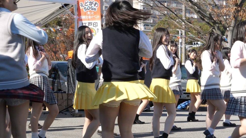 江戸インフェスで女子高生アイドルがヒラリ＆キラキラダンシング 01:18