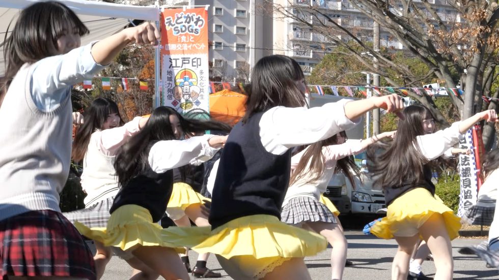 江戸インフェスで女子高生アイドルがヒラリ＆キラキラダンシング 01:35