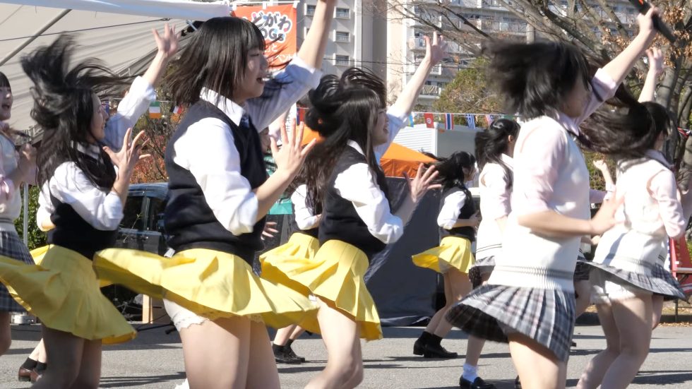 江戸インフェスで女子高生アイドルがヒラリ＆キラキラダンシング 01:42