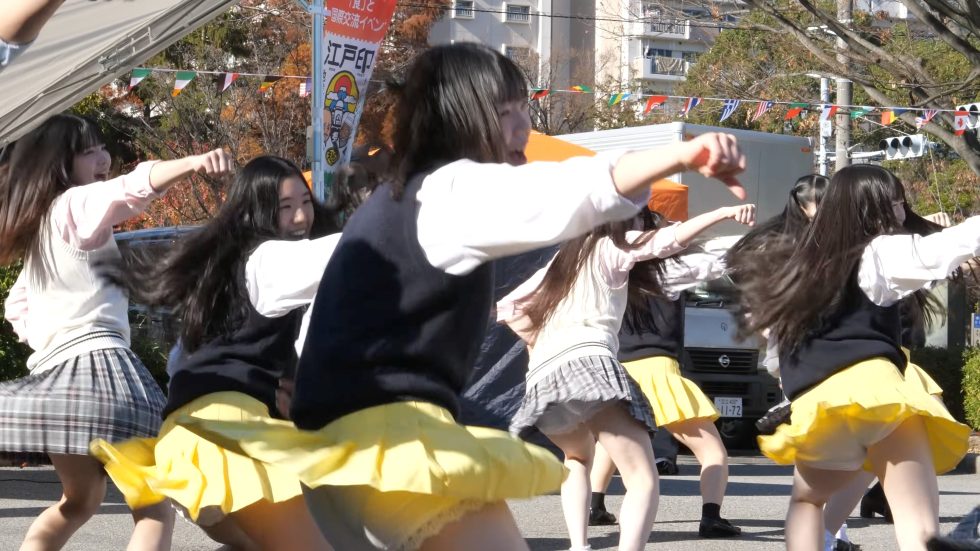 江戸インフェスで女子高生アイドルがヒラリ＆キラキラダンシング 02:58