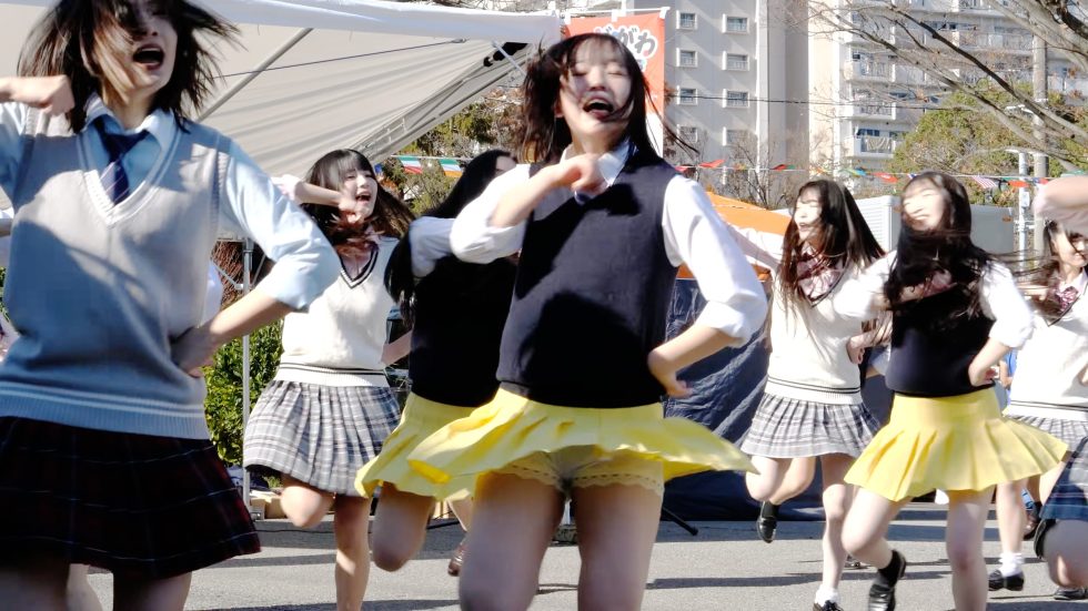 江戸インフェスで女子高生アイドルがヒラリ＆キラキラダンシング 04:02（色調編集版）