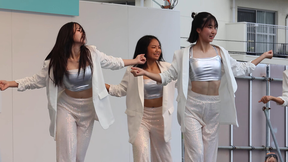 衣装もステキな高校生4人　ダンスを披露 00:19