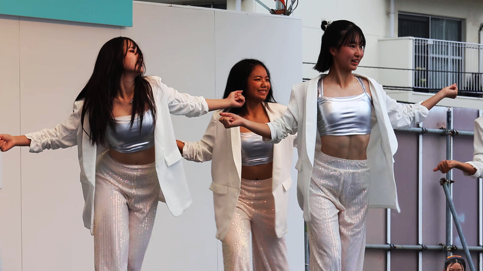 衣装もステキな高校生4人　ダンスを披露 00:19（色調編集版）