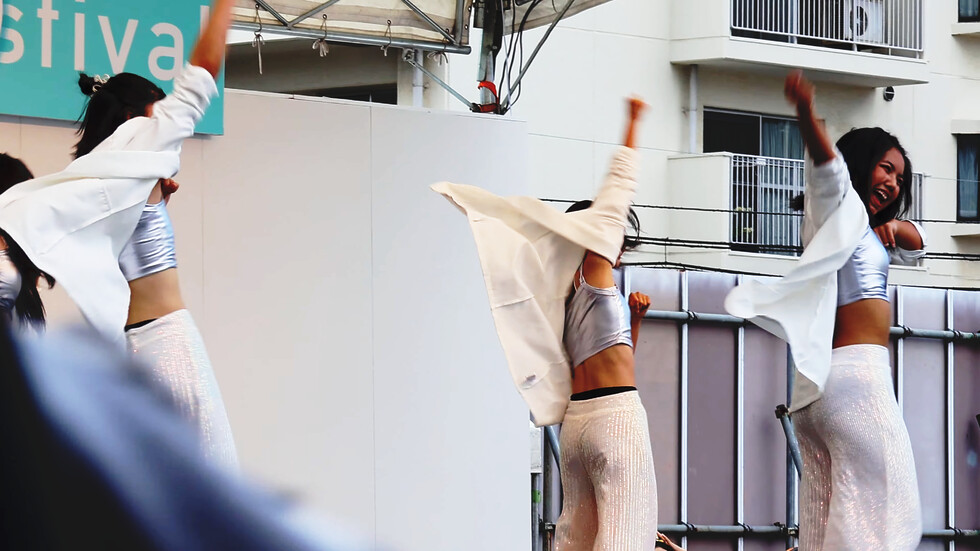 衣装もステキな高校生4人　ダンスを披露 01:18（色調編集版）