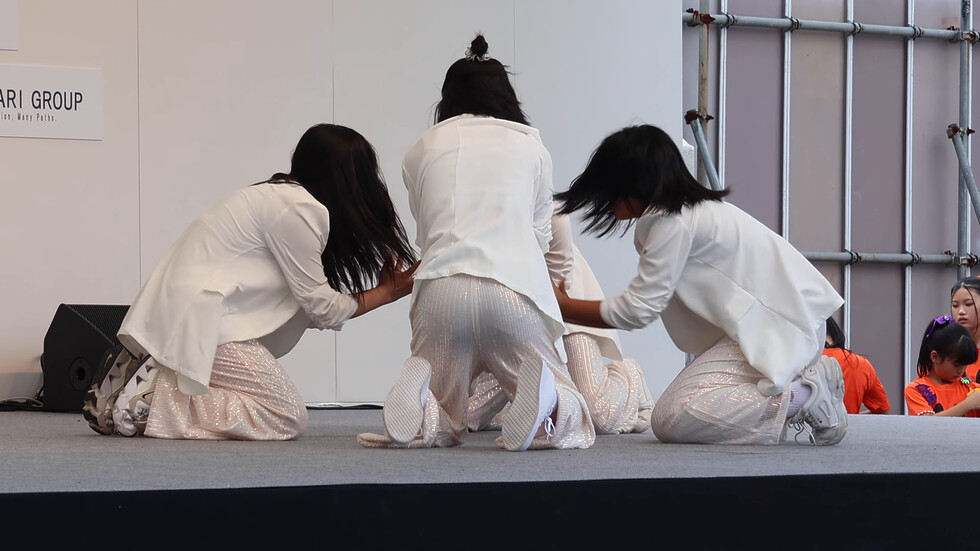 衣装もステキな高校生4人　ダンスを披露 01:24