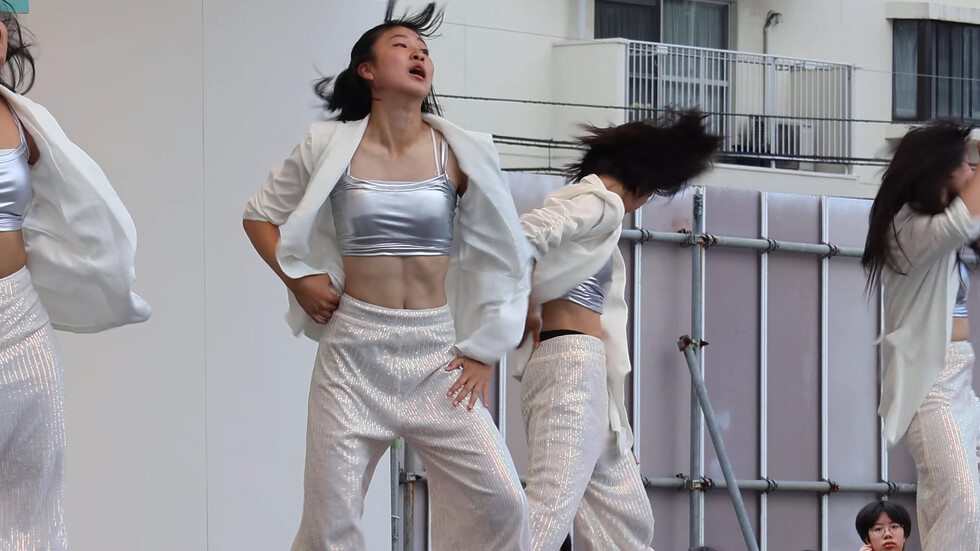 衣装もステキな高校生4人　ダンスを披露 01:34