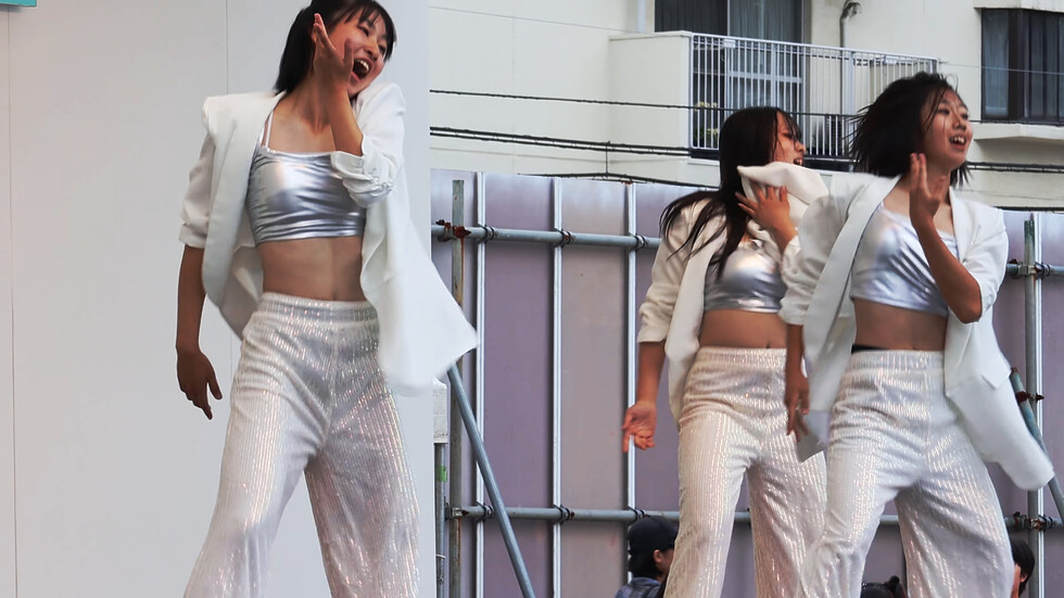 衣装もステキな高校生4人　ダンスを披露 01:47（色調編集版）